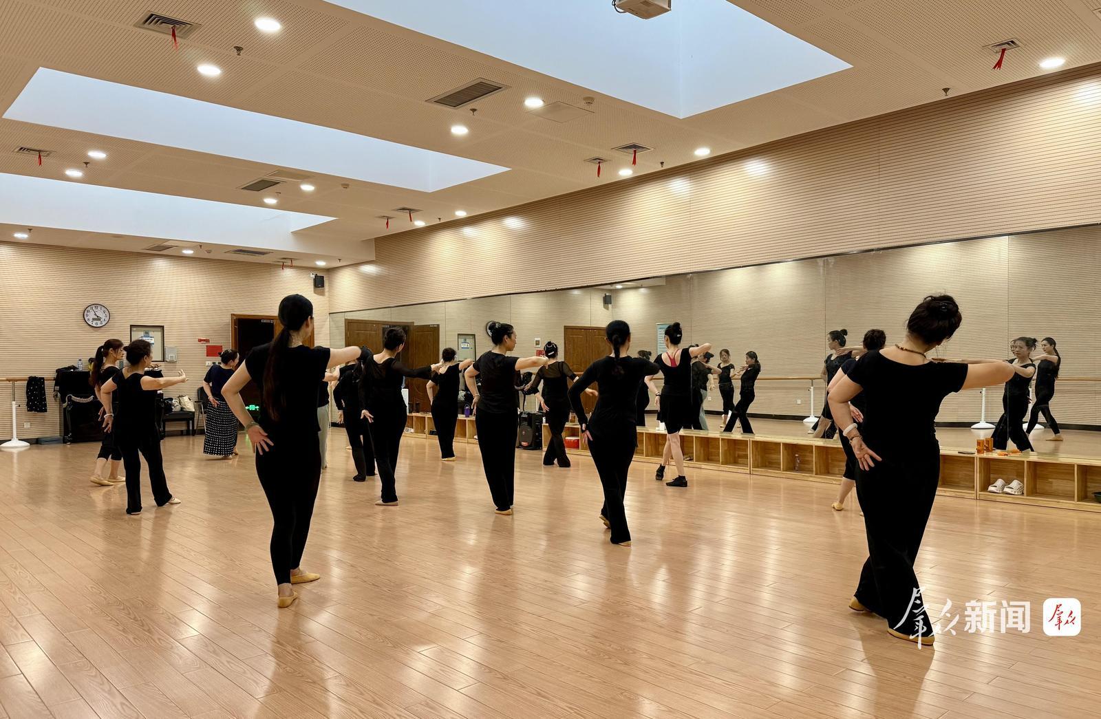 7月23日,群星舞蹈队队员在宝鸡市群众艺术馆排练。