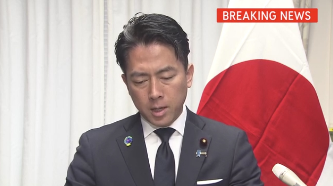 当地时辰3月27日，小泉进次郎在记者会上称筹商事件“令东说念主缺憾”。视频截图