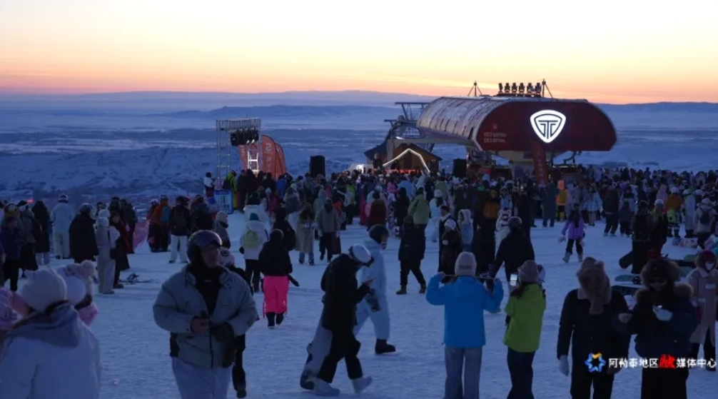 过年人潮已刷屏!新疆各地新年活动扎堆 满城都是人人人