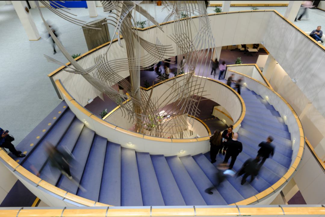 2月4日,欧洲议会决定恢复针对批准欧美贸易协议提案的立法工作。图为当日在比利时布鲁塞尔拍摄的欧洲议会大楼内部。(视觉中国)