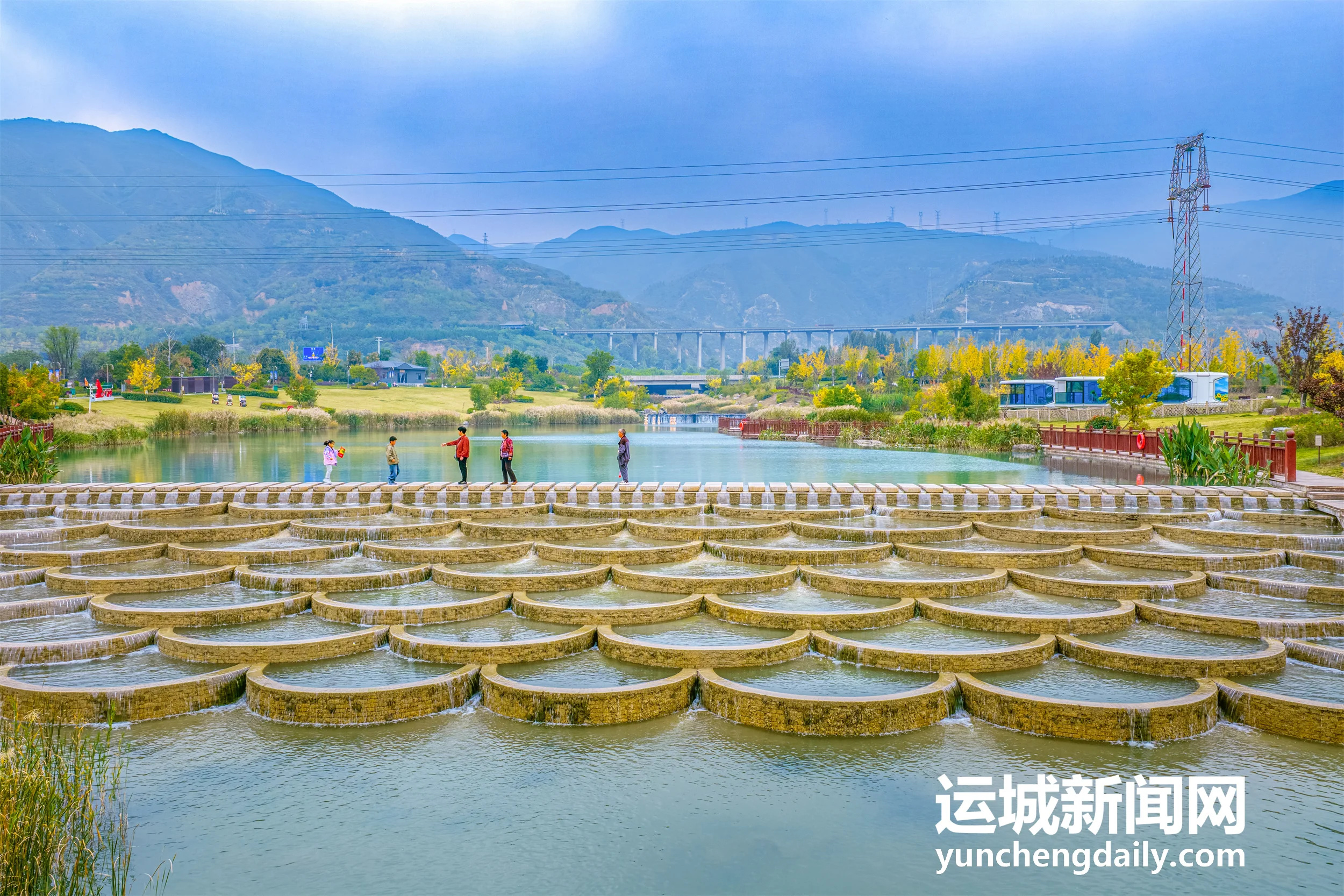 【秋染五龙峪 水清景自优】10月25日，盐湖区解州镇五龙峪生态休闲区