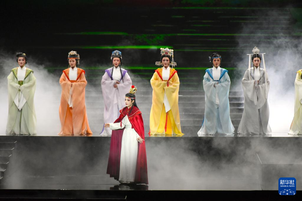 浙江小百花越剧院青春越剧《我的大观园》在桃园展演中心演出(2月25日摄)。新华社记者 黄扬 摄