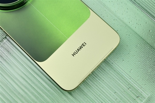 华为Mate 90 Pro Max典藏版上手:翡冷翠很抢眼!积木壳也有新玩法