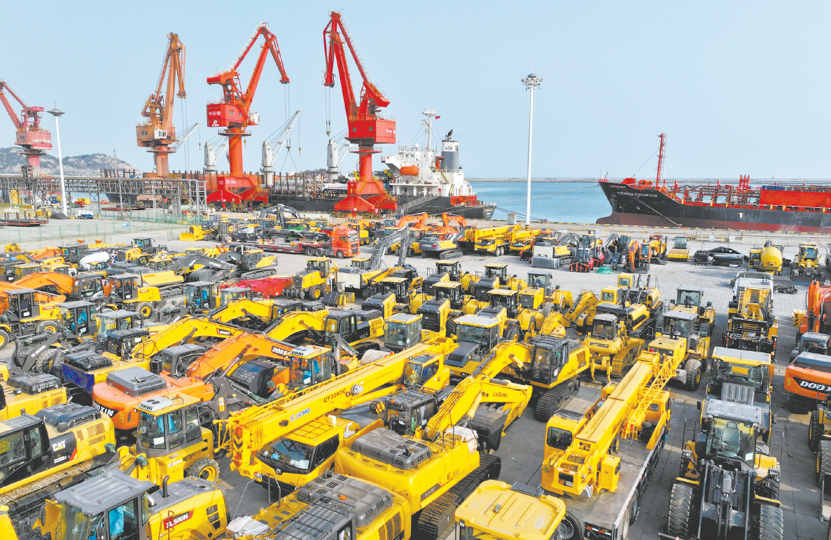 海关总署10日发布数据显示,2026年前两个月,我国货物贸易进出口总值同比增长18.3%。图为当日,江苏某码头一派繁忙。(视觉中国)