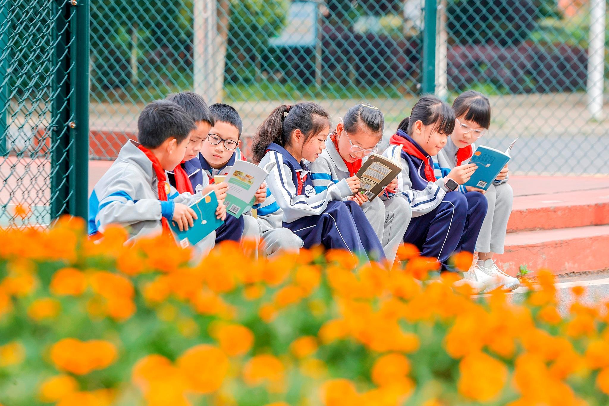 △2026年4月20日，江西峡江，学生在阅读课外书籍。
