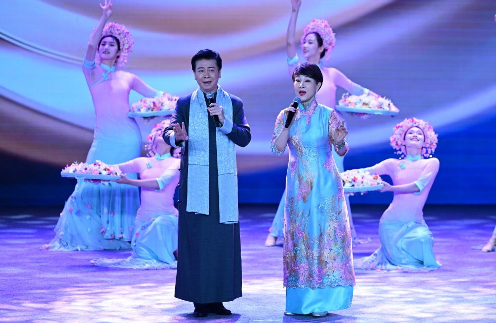 6月13日,演员在福建厦门第十八届海峡论坛大会上表演京剧歌曲《梦故乡》。新华社记者 林善传 摄