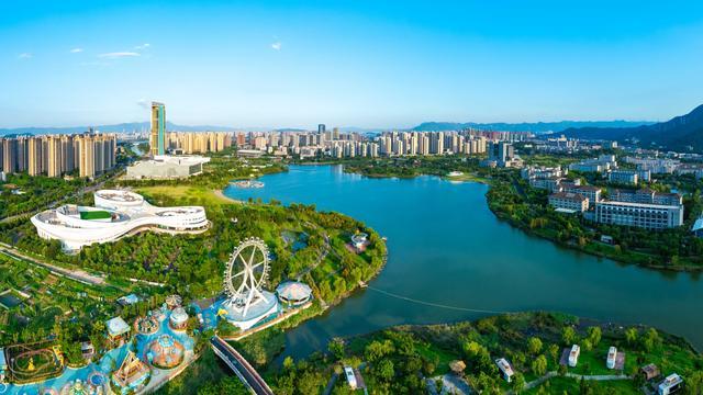 来闽侯旗山湖公园,既能观光打卡,还能游玩各种娱乐设施。