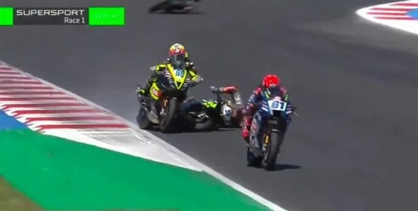 WSBK英国站正赛首回合：德比斯第8名完赛 64号车手首圈摔出赛道