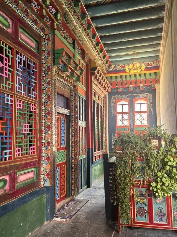 昌都东坝民居的走廊。记者 德吉央宗 摄