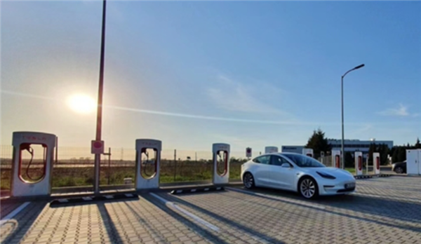 油费是电费4倍！高油价倒逼油转电：中国电车在全球爆单