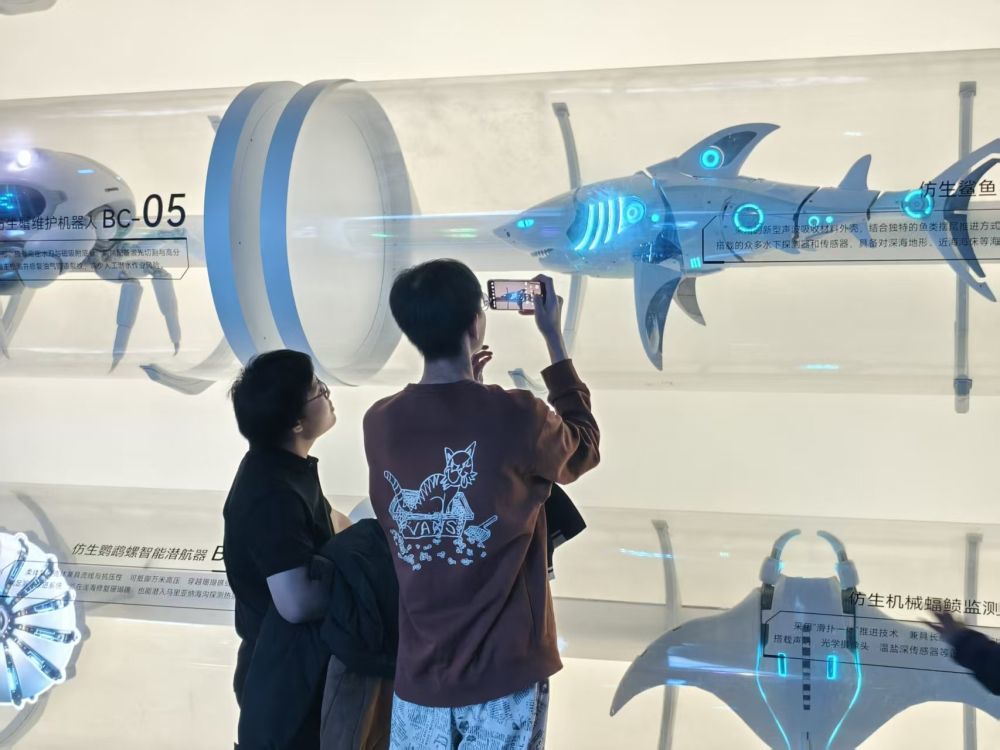 2月20日,游客在国家海洋博物馆“未来海洋”展厅参观。(受访单位供图)