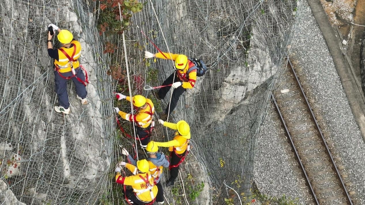 杨发登和队员喷上红色油漆给石头做标记