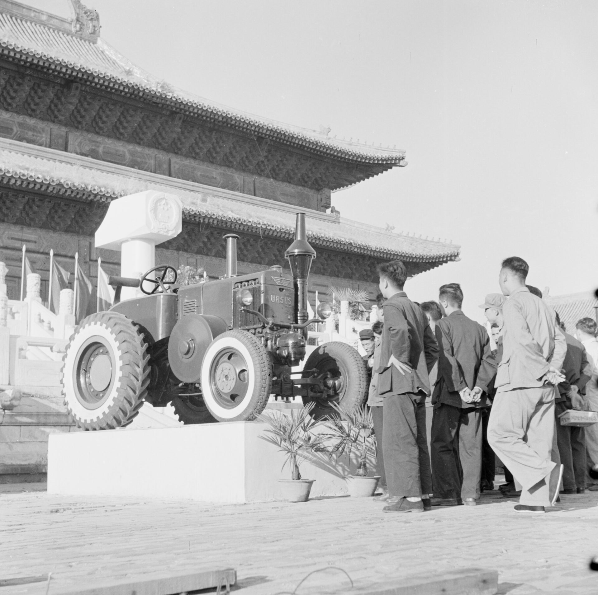 1953年，在北京开幕的波兰经济展览会上，人们对现代农业生产使用的拖拉机十分关注。 冯文冈摄