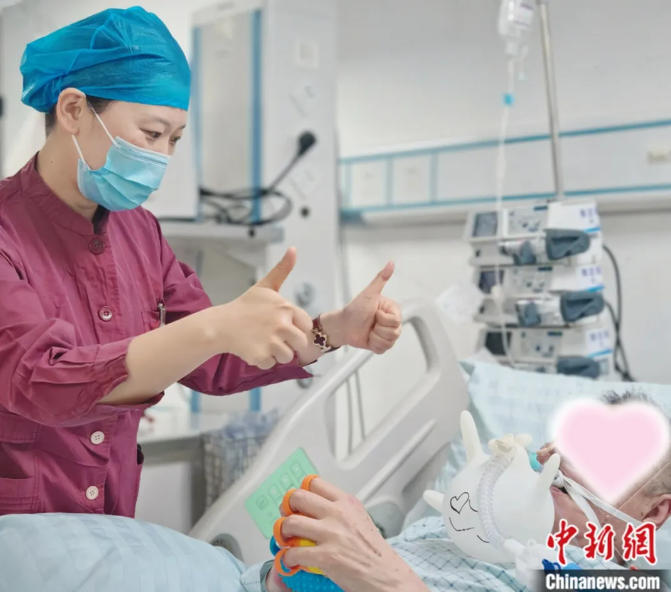 图为护士在手术室、病房等，给予病人温暖与帮助。受访者 供图