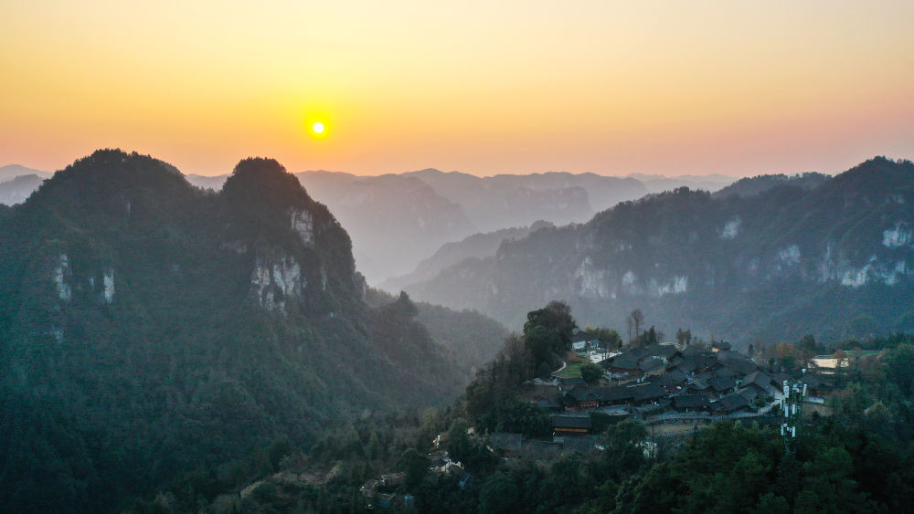 这是2025年1月1日在湖南省花垣县十八洞村拍摄的日出景象(无人机照片)。新华社发(龙恩泽 摄)