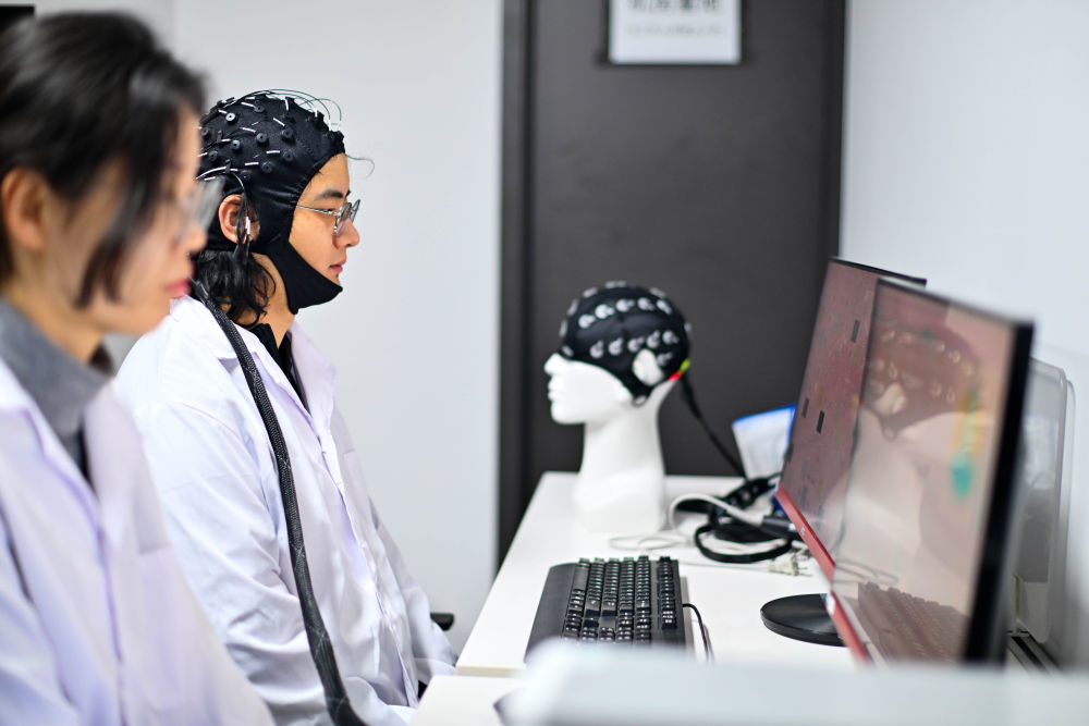 2026年2月27日,在位于天津滨海高新区的中电云脑(天津)科技有限公司,工作人员进行脑机接口技术测试。新华社记者 赵子硕 摄