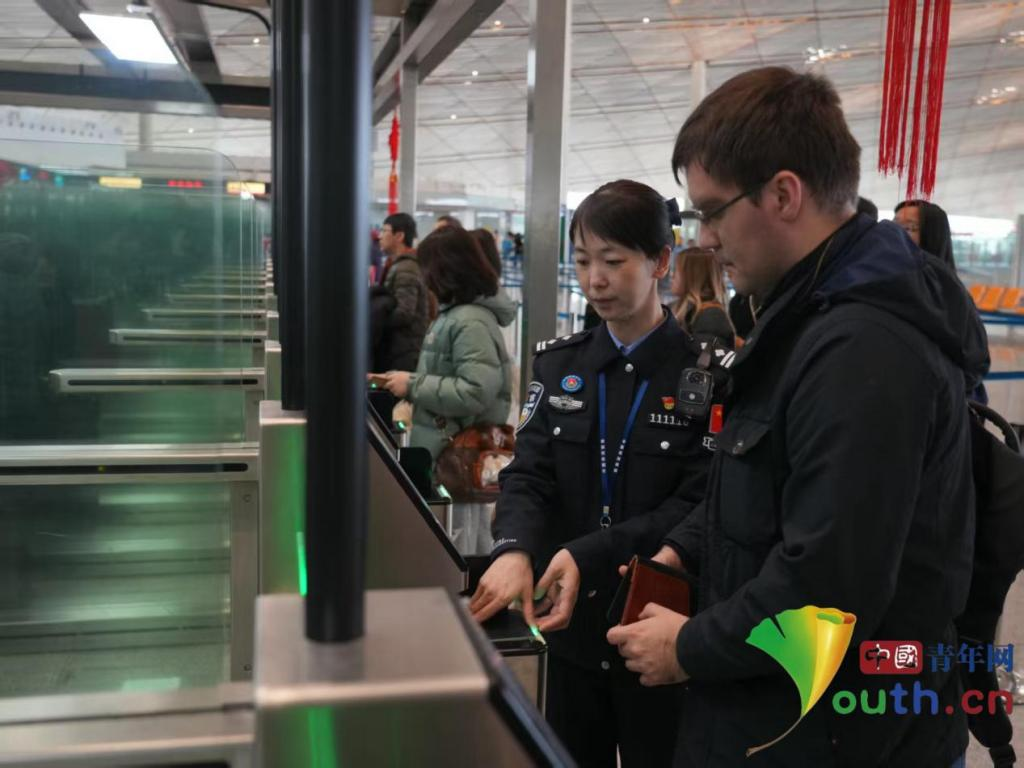 符夏服务外国旅客。中国青年网通讯员 任申 摄