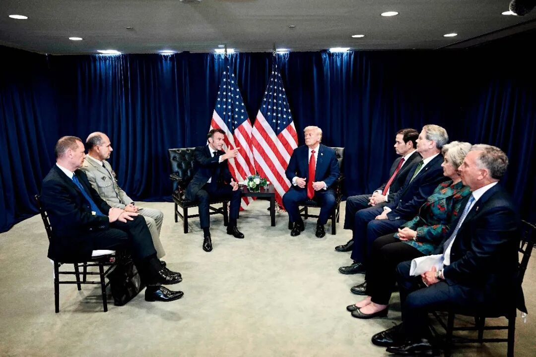 2025年9月23日,美国纽约,美国总统特朗普与法国总统马克龙在联合国大会期间举行双边会晤。图/视觉中国