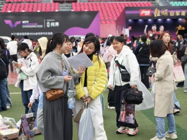 2026年WTT重庆冠军赛期间在场馆周围的球迷。新华社记者郑世昌摄