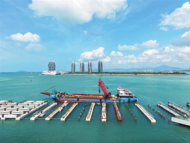 正在建设中的海南三亚国际邮轮港一期项目。记者 李学仕 摄