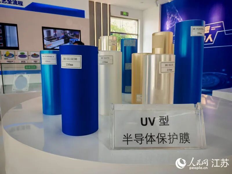 东煦电子生产的UV型半导体保护膜。人民网记者 江楠摄