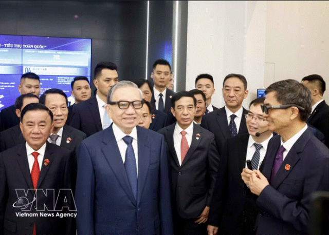 苏林参观中国-东盟人工智能创新合作中心,亲自试戴人工智能眼镜。(图源:越通社)