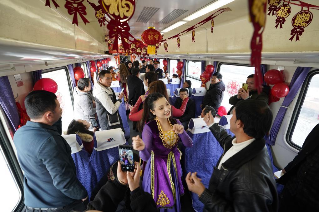 各族群众在列车“巴扎”上载歌载舞。新华社记者白志强摄