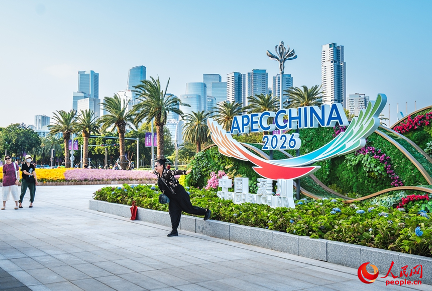 深圳前海，游客和APEC主题景观合影。人民网记者 王星摄