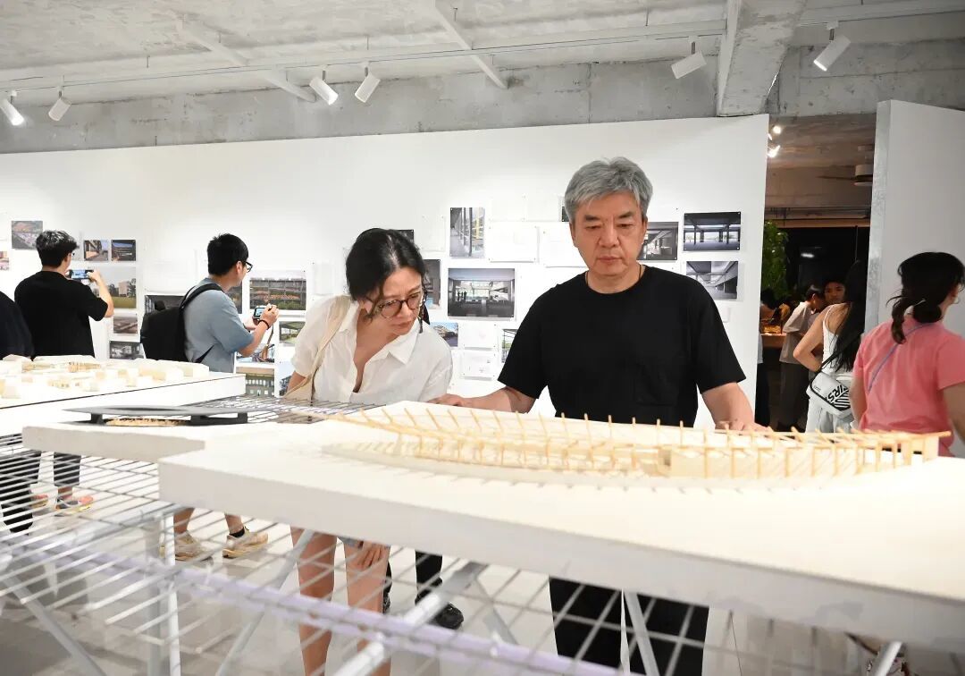 刘家琨观看新展“发现与呈现”