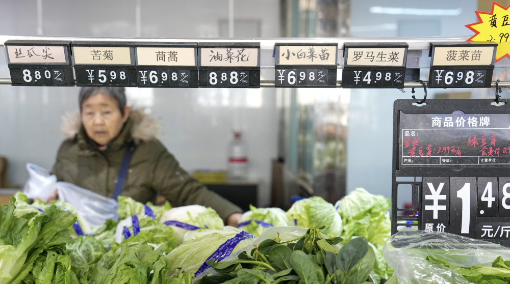 2月10日，在北京新街口街道玉桃园百姓生活服务中心，一位老年居民在选购商品，商品的标签采用了加大号字体，方便居民选购。