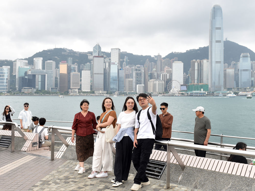 5月2日，游客在香港尖沙咀自拍合影。新华社记者 陈铎 摄