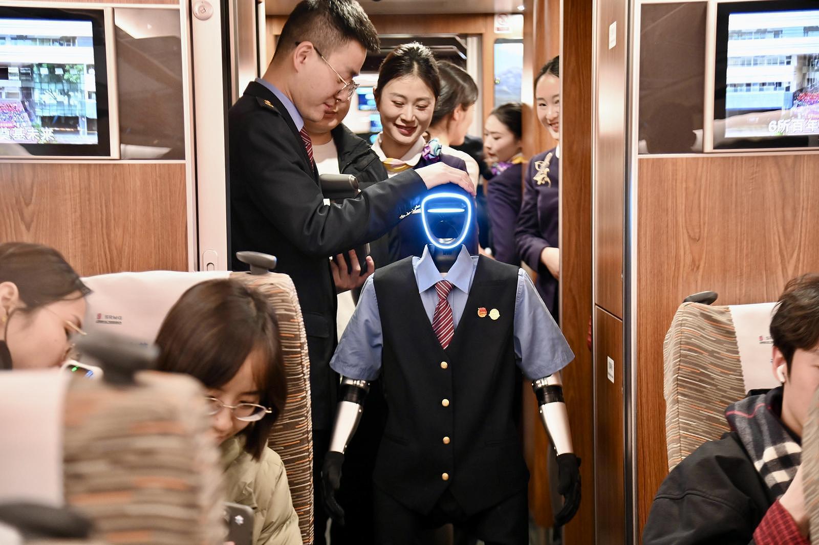 机器人编外“乘务员”亮相杭州“西子号”列车