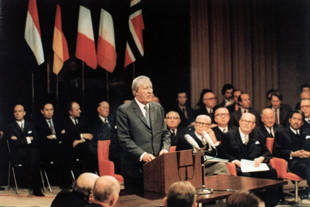 1972年1月22日,英国等国加入欧洲经济共同体的签字仪式在布鲁塞尔的埃格蒙特宫举行。次年,英国正式成为欧共体成员。(图源:盖蒂图片社)
