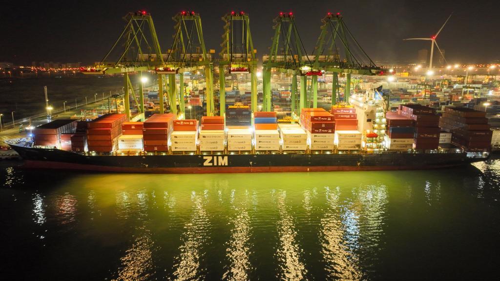 1月1日晚，“以星伊比利亚”轮靠泊在天津港太平洋国际集装箱码头，标志着我国北方今冬首船智利进口车厘子顺利抵津。