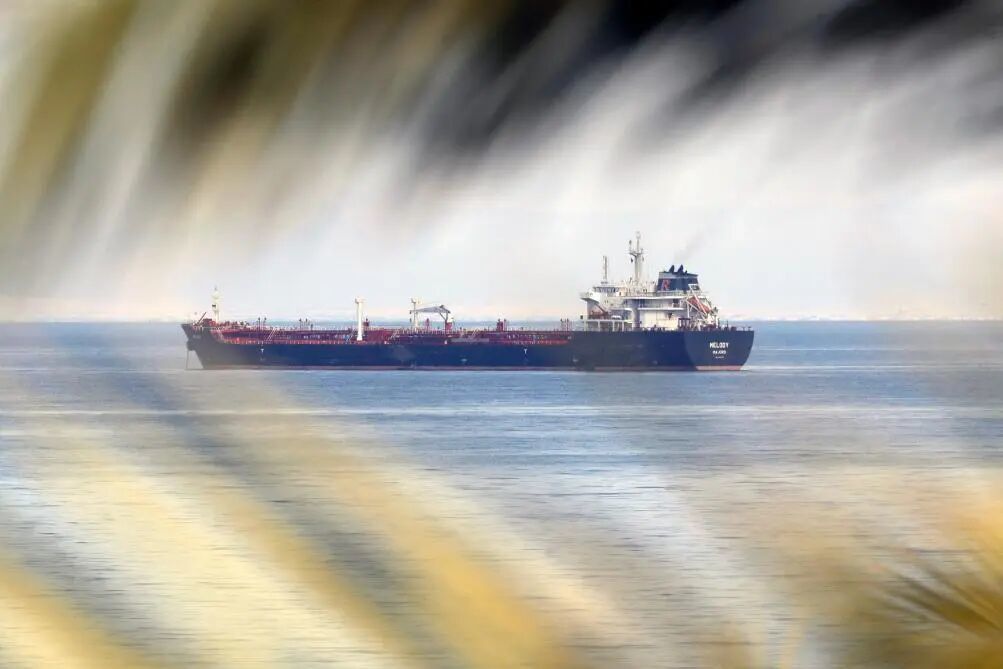 3月11日,油轮在靠近埃及苏伊士运河入口处的红海海域行驶。图源:新华社