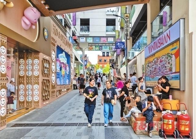游客在烟台山漫步街区游玩。