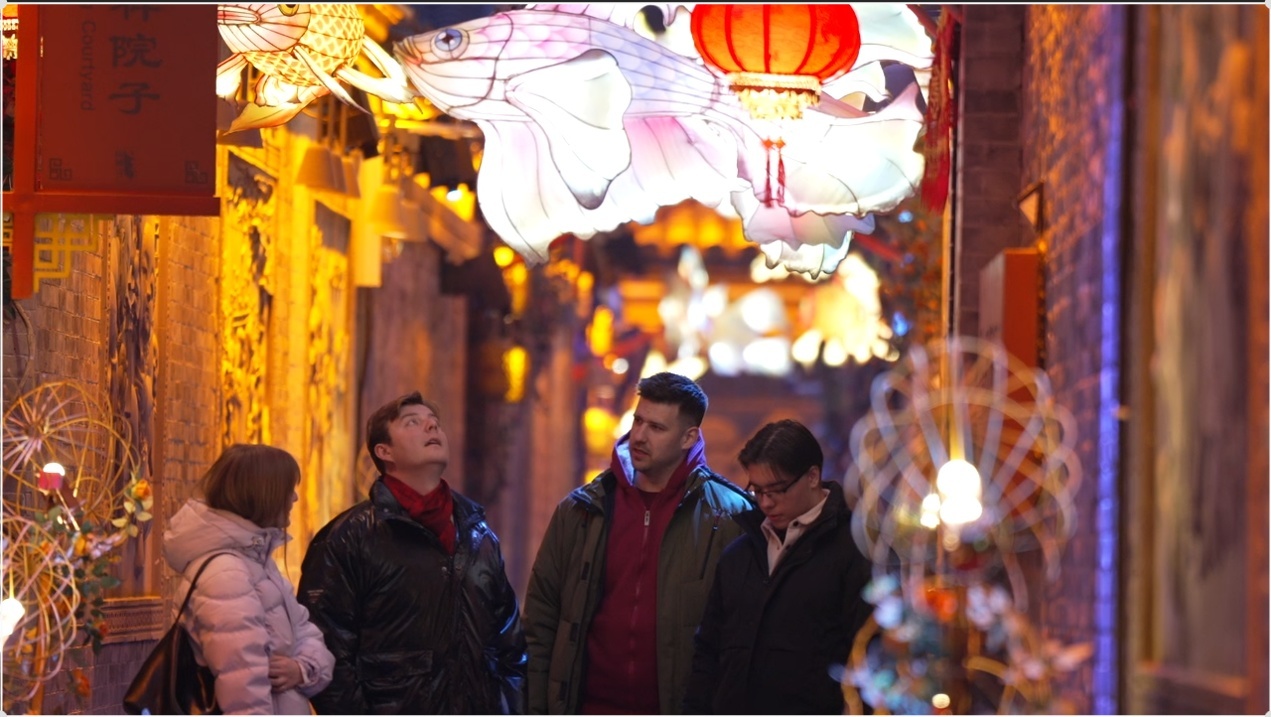 帝汉尼(左二)带着匈牙利老乡们赏鱼灯