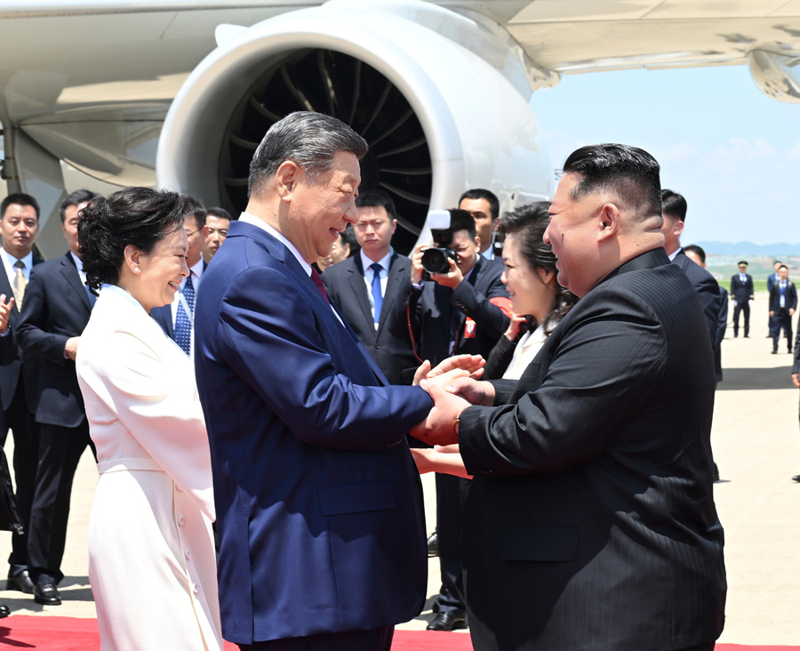 6月8日中午,中共中央总书记、国家主席习近平乘专机抵达平壤,开始对朝鲜进行国事访问。朝鲜劳动党总书记、国务委员长金正恩和夫人李雪主到机场迎接习近平和夫人彭丽媛。
