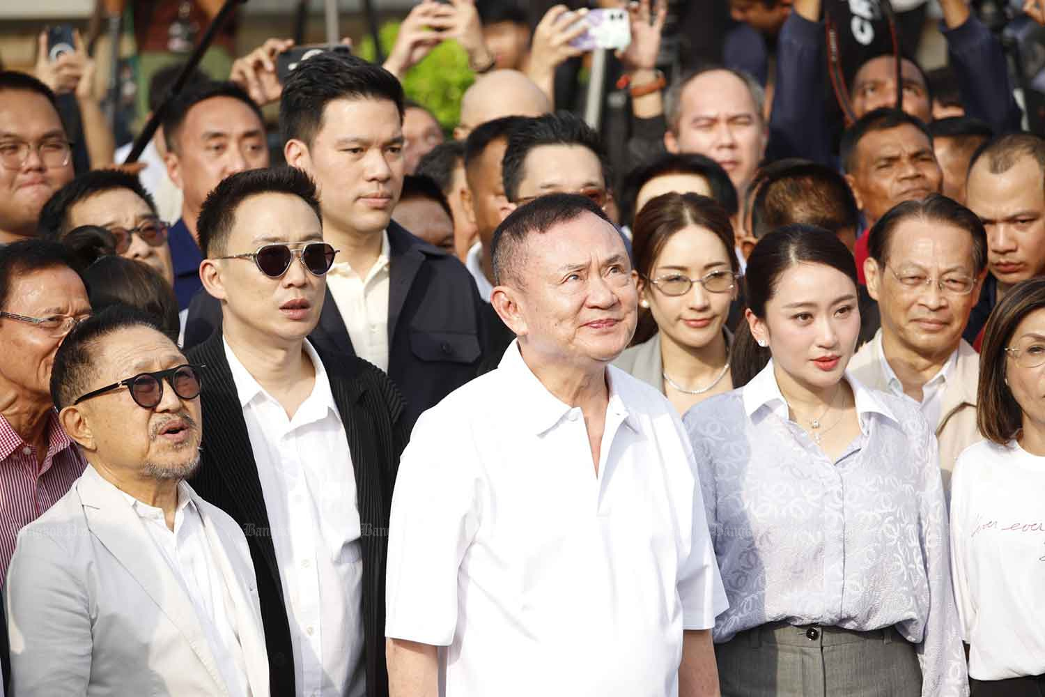 当地时间5月11日，他信与女儿佩通坦在奏国歌时致意。 曼谷邮报