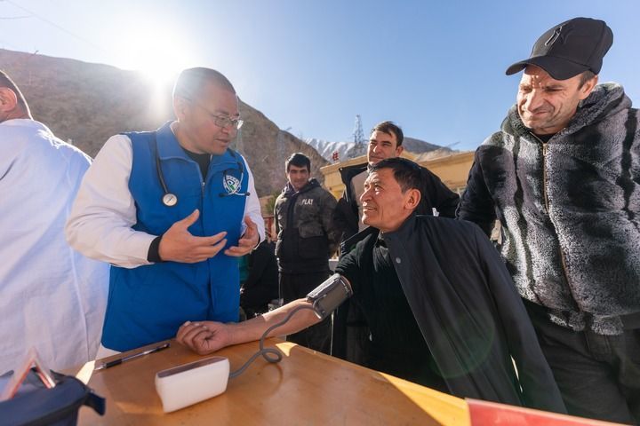 在新疆塔什库尔干塔吉克自治县库科西鲁格乡卫生院,深圳援疆内科医生黄维超为村民测量血压(2025年3月24日)。新华社记者 徐宏岩 摄