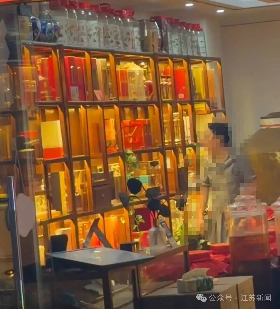 宜宾警方通报女子打砸酒水经营店铺:其已被送往医疗机构诊断治疗