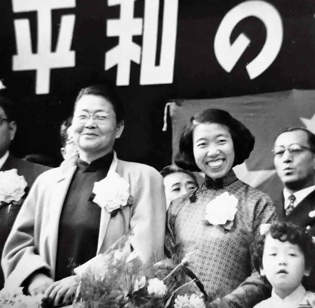 1954年10月,李德全率领中国红十字会代表团访日,受到日本各界欢迎。