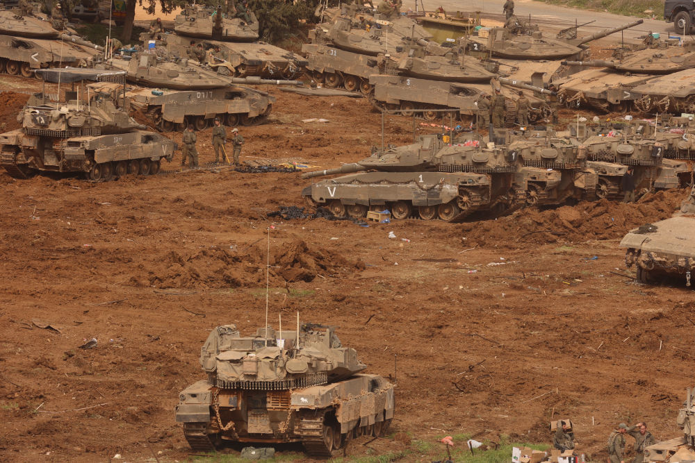 这是3月13日在以色列北部与黎巴嫩接壤的边境地区拍摄的以军集结部队。新华社发（吉尔&middot;科恩&middot;马根摄）