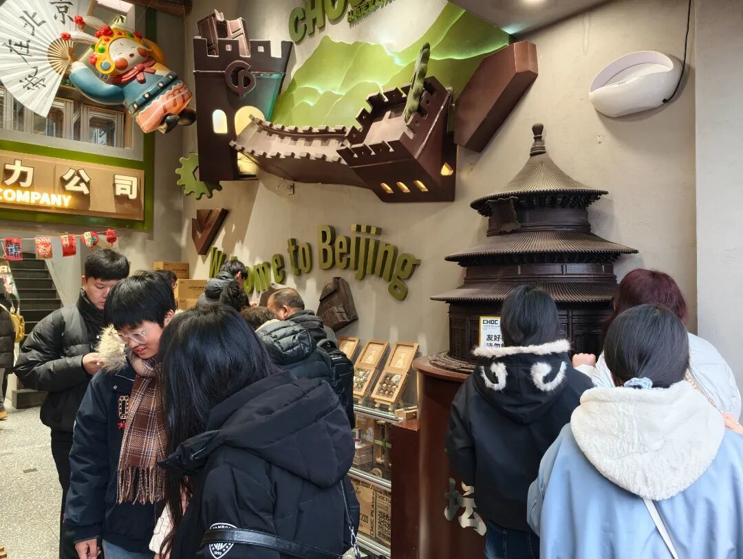 游客光顾青年小店“巧克玩家”。记者 王慧雯 摄 (6).jpg