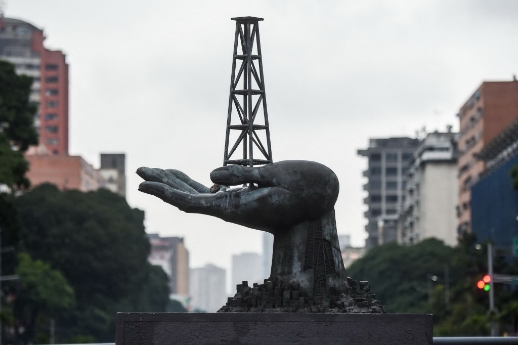 委内瑞拉国家石油公司(PDVSA)总部前的和平纪念碑雕塑,该雕塑是委内瑞拉石油和石油工人的象征。