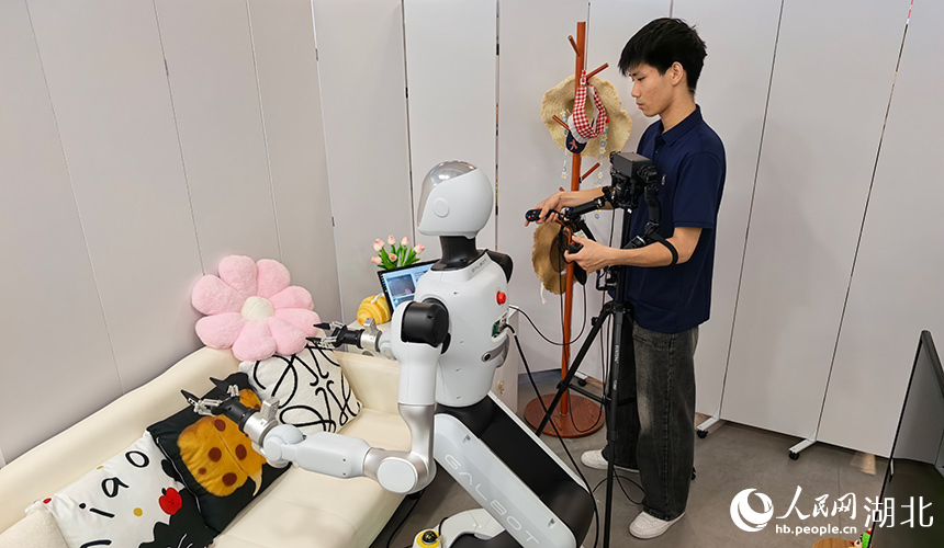 训练机器人收拾房间。人民网记者 周雯摄