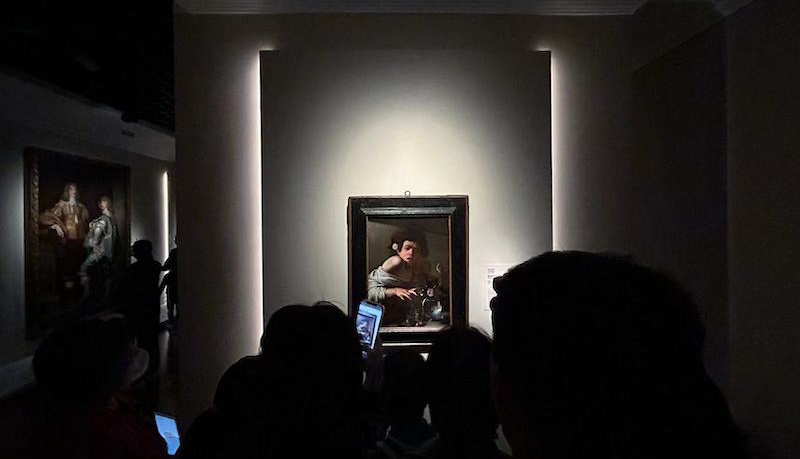 2023年，上海博物馆，“从波提切利到梵高：英国国家美术馆珍藏展”展览现场卡拉瓦乔的作品