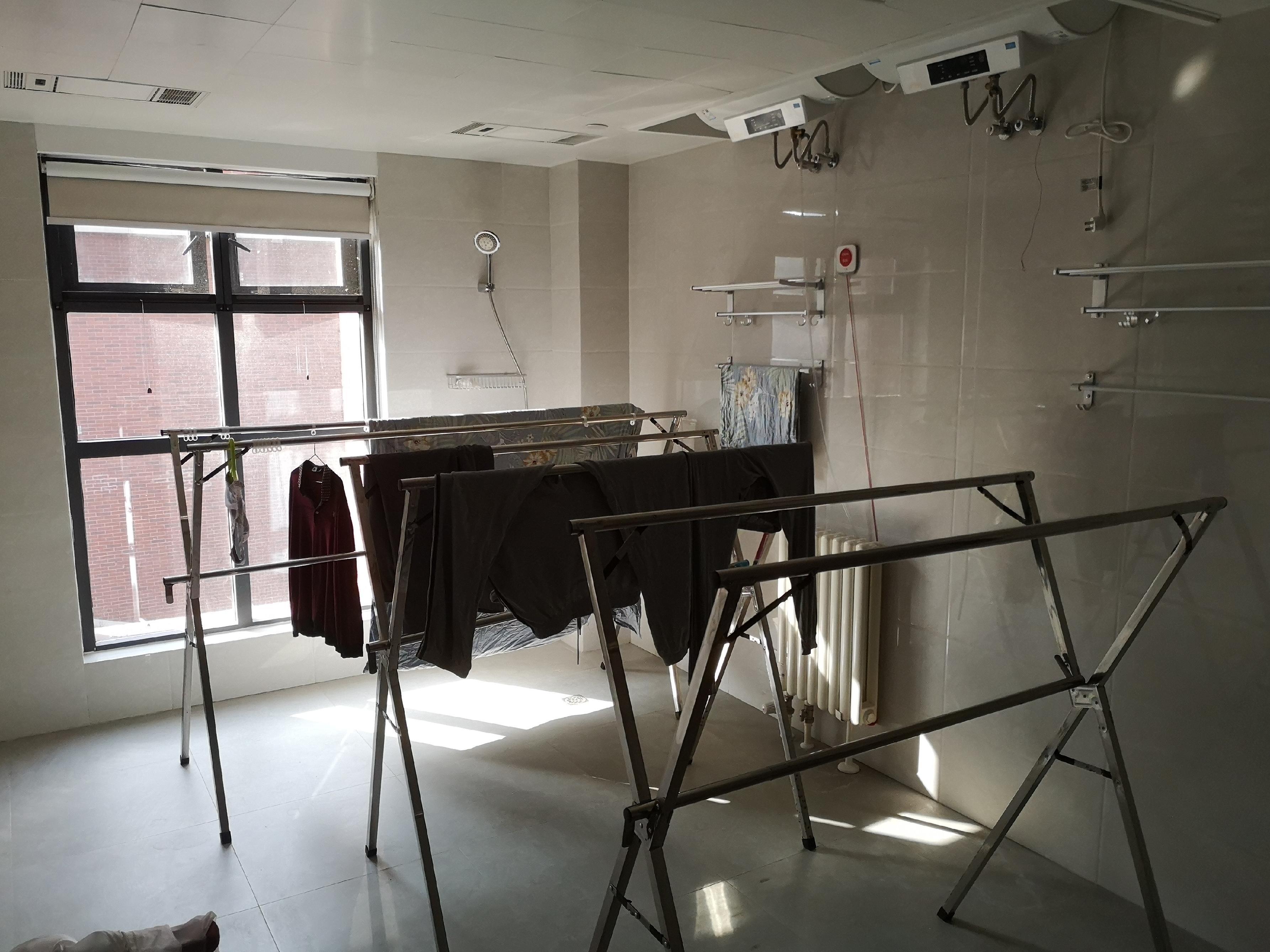 被改为晾衣间的公共浴室 采访人供图