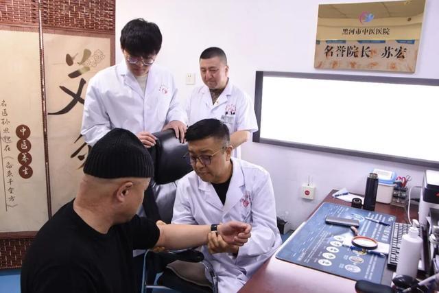 图为外地医疗机构专家来到我市定期坐诊,把高水平医疗服务送到黑河群众身边。