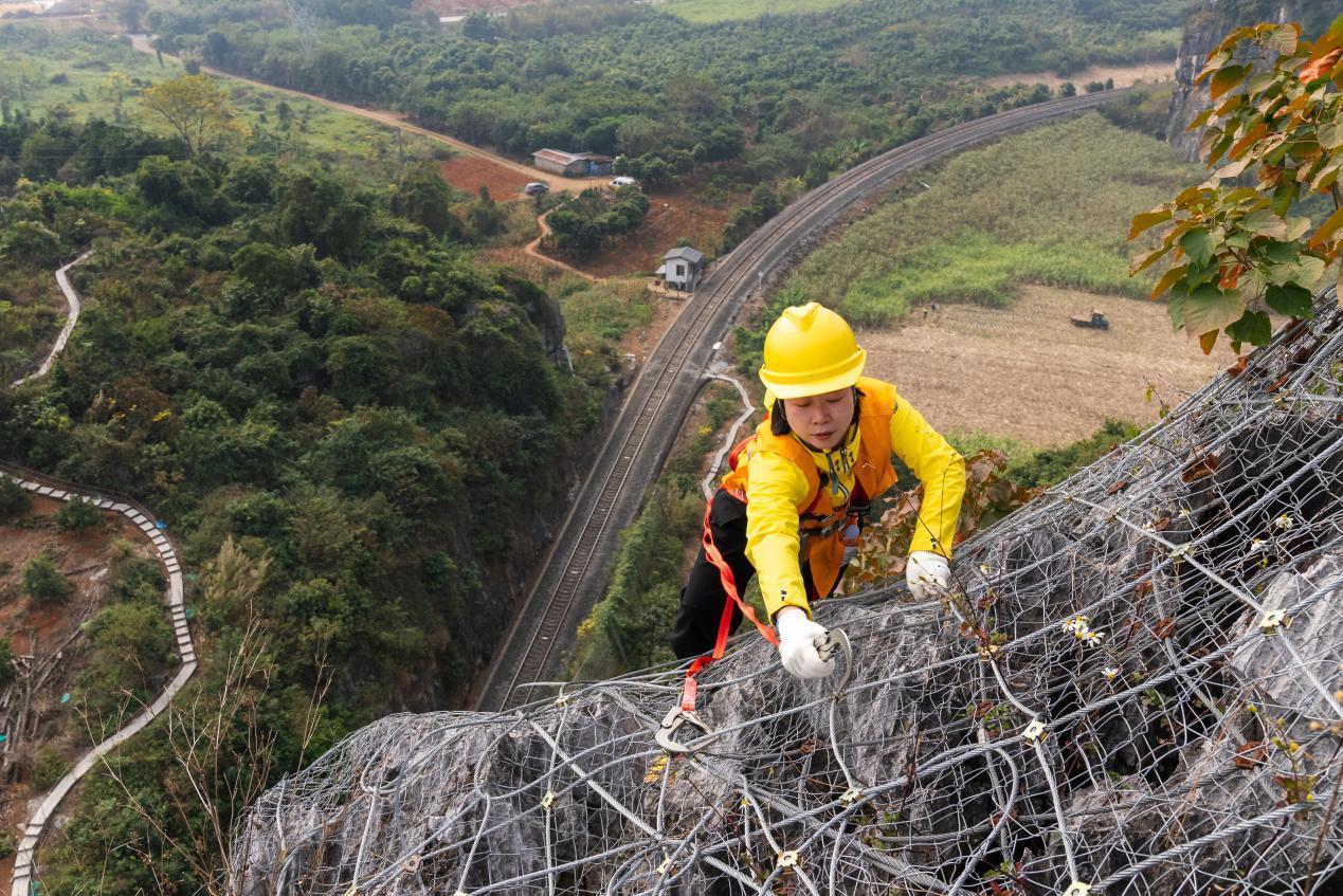 记者廖汨跟随“爬山虎”突击队沿着防护网攀爬